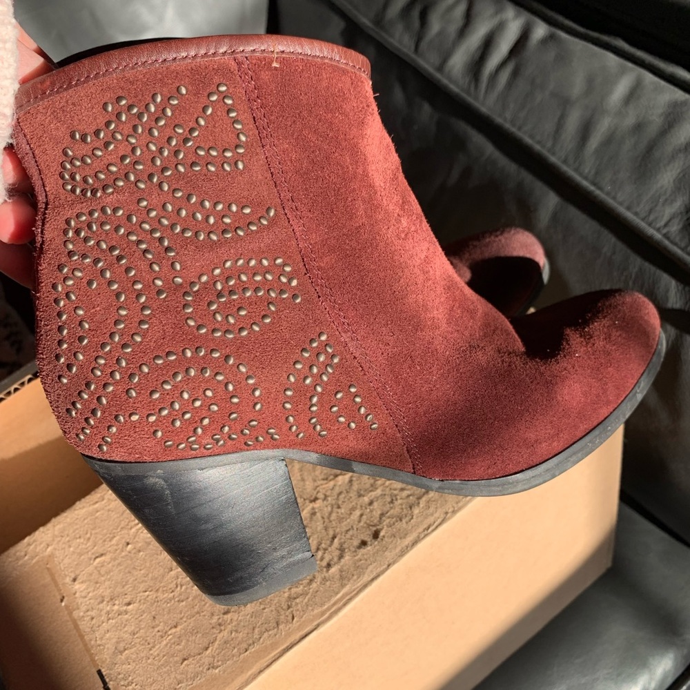 Barely worn Fugitive Maroon suede boots, size 7